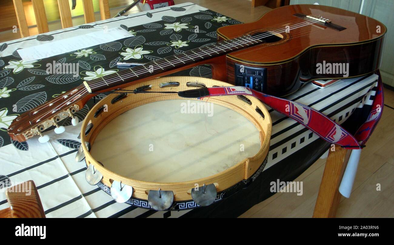 Guitare classique et tammorra sur la table sont prêts Banque D'Images