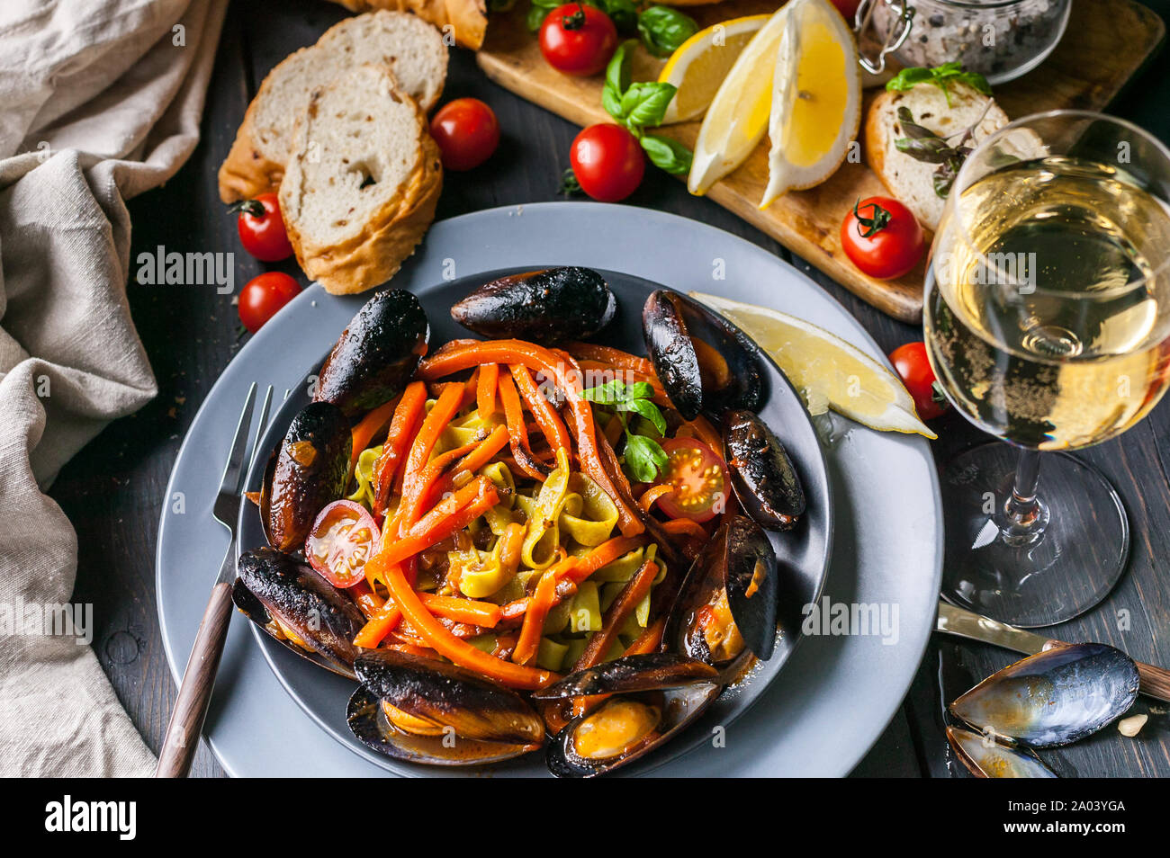 Les moules avec les légumes et spaghetti. Cuisine méditerranéenne. Les fruits de mer et le vin Banque D'Images