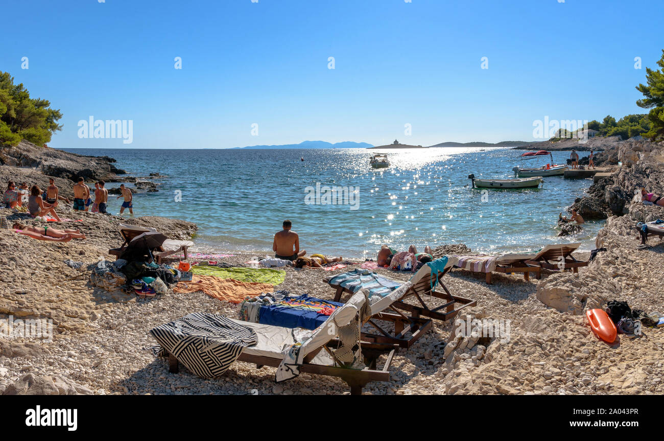 Les personnes bénéficiant de la journée à la plage Robinson sur l'île de Hvar en Croatie Banque D'Images