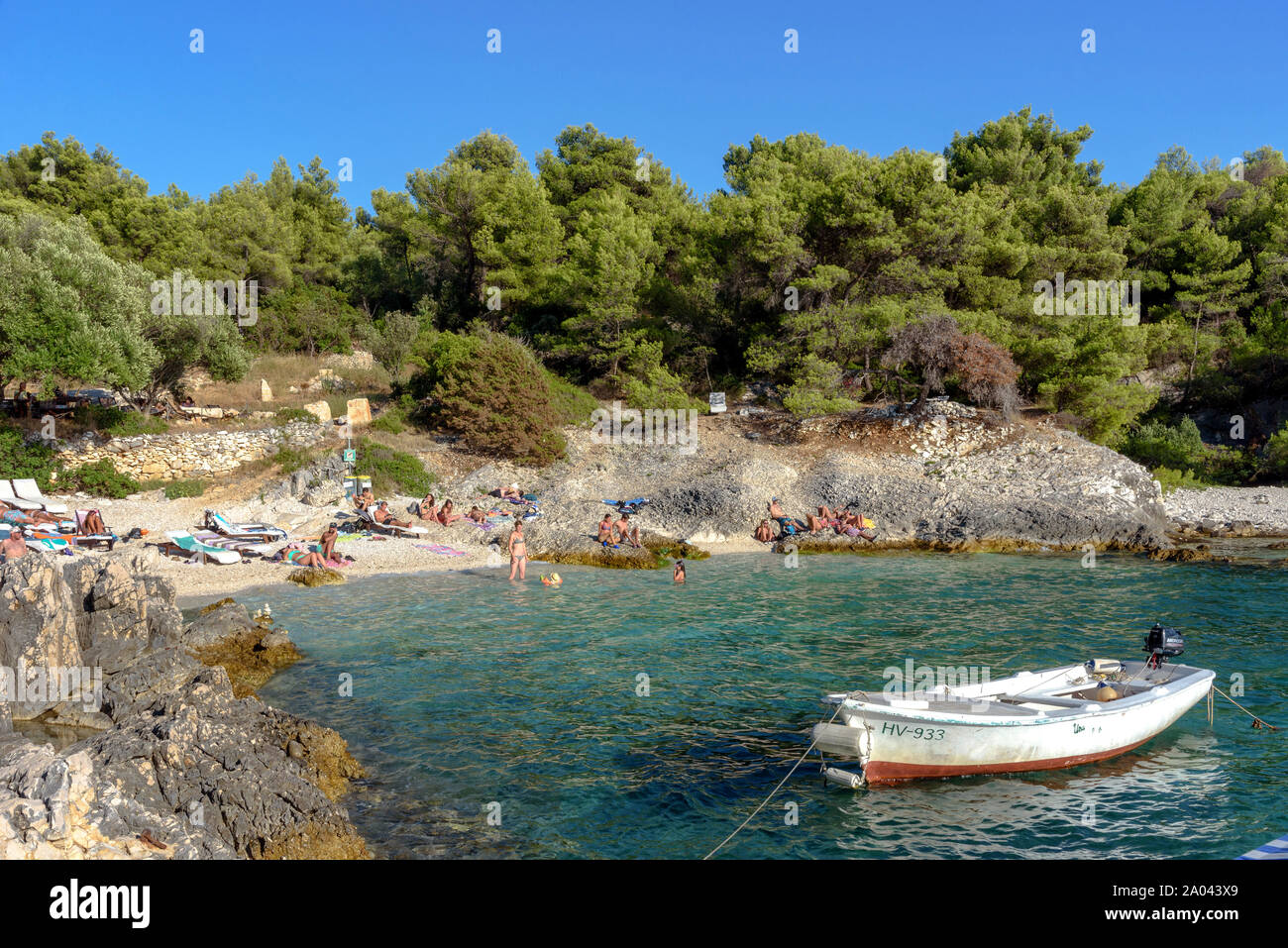 Les personnes bénéficiant de la journée à la plage Robinson sur l'île de Hvar en Croatie Banque D'Images