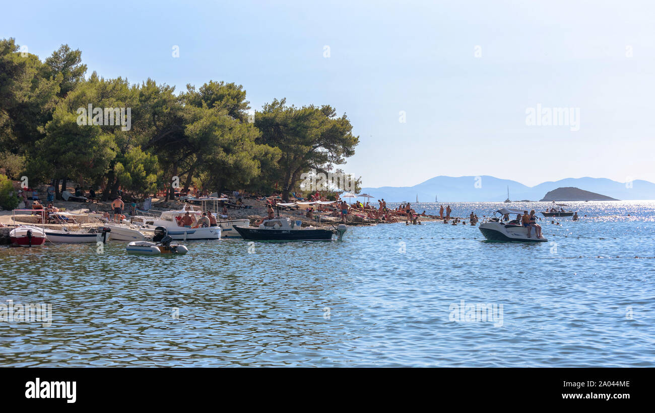 Bateaux et baigneurs à plage de Mlini près de Hvar, Croatie Banque D'Images Bateaux et baigneurs à plage de Mlini près de Hvar, Croatie Banque D'Images
