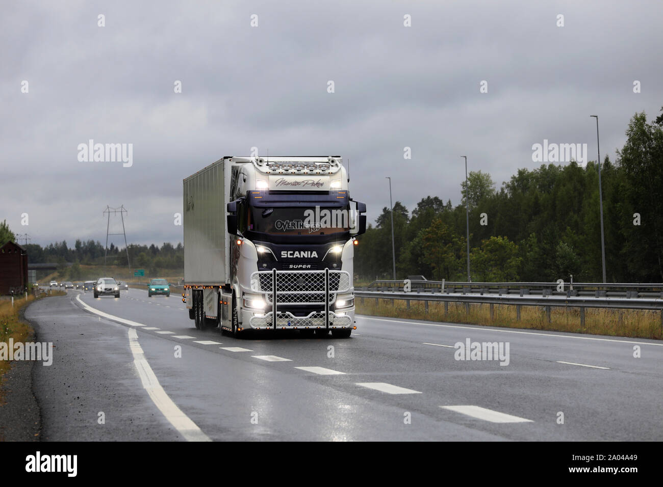 Akaa, Finlande. Le 11 août 2019. Martin Pakos Scania S650 sur le dessus, une catégorie gagnant, sur l'autoroute en revenant de pluie Power Truck Show 2019. Banque D'Images