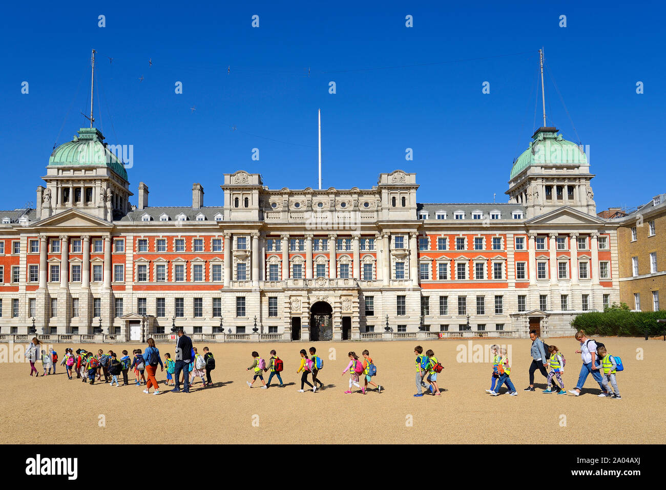 Londres, Angleterre, Royaume-Uni. Horse Guards Parade et l'ancien bâtiment de l'amirauté. Groupe de visiter les enfants de l'école primaire Banque D'Images