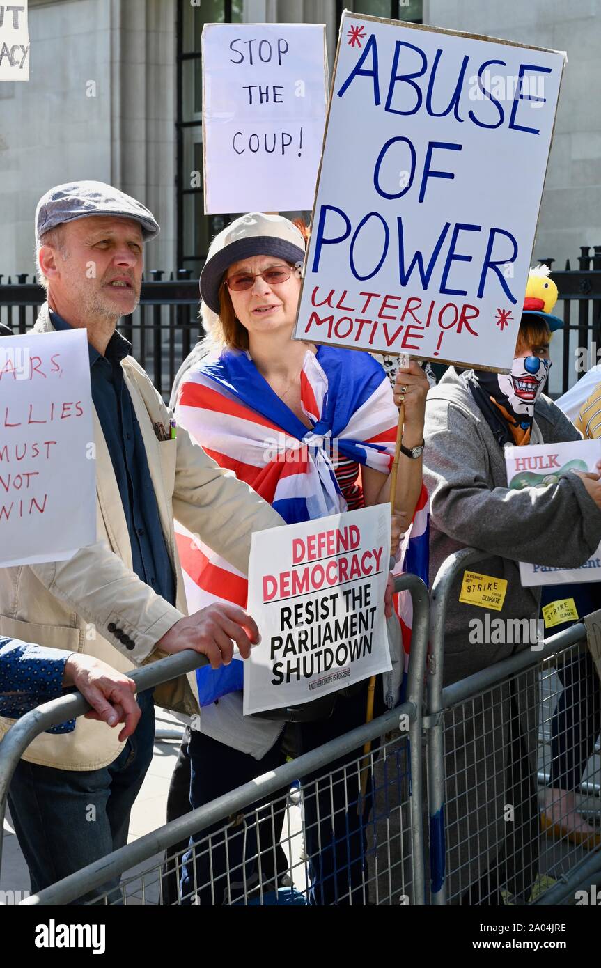 Les manifestants se sont réunis à l'extérieur de l'Brexit Cour suprême en tant que juges assis sur trois jours pour décider si Boris Johnson a décidé de proroger le Parlement était licite. Peu de George Street, Londres. UK Banque D'Images