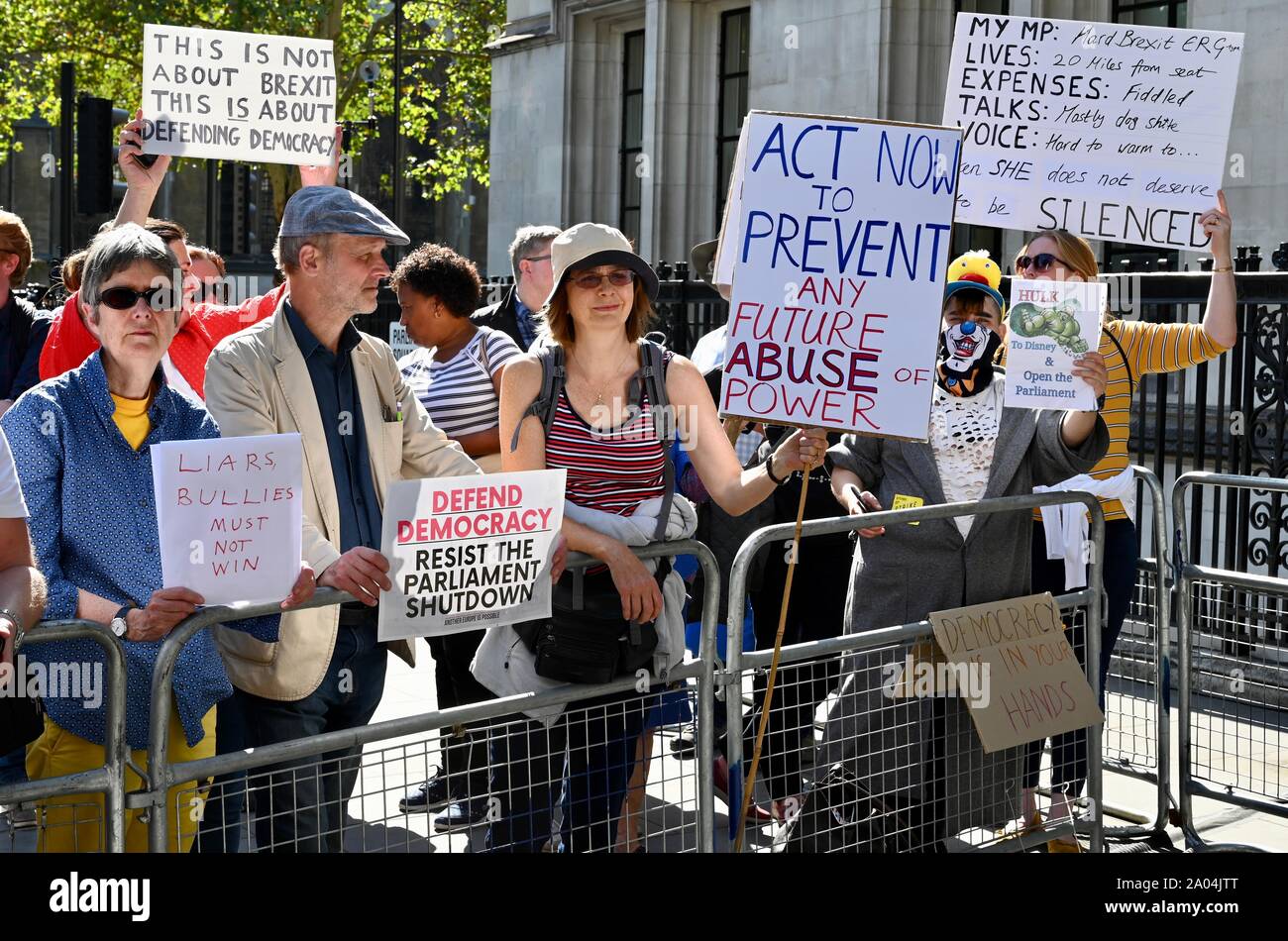 Les manifestants se sont réunis à l'extérieur de l'Brexit Cour suprême en tant que juges assis sur trois jours pour décider si Boris Johnson a décidé de proroger le Parlement était licite. Peu de George Street, Londres. UK Banque D'Images