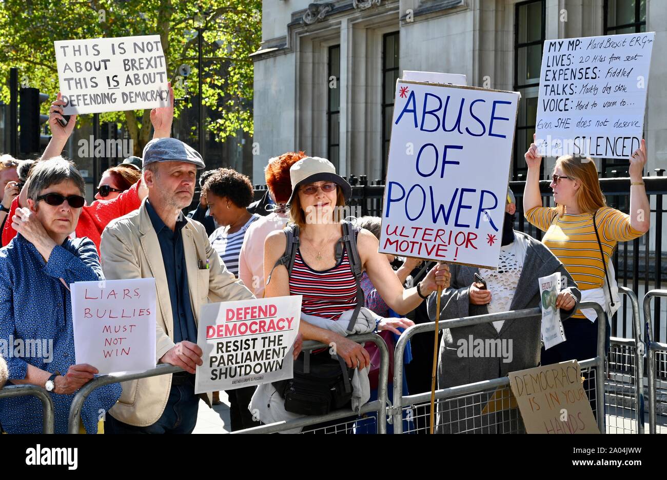 Les manifestants se sont réunis à l'extérieur de l'Brexit Cour suprême en tant que juges assis sur trois jours pour décider si Boris Johnson a décidé de proroger le Parlement était licite. Peu de George Street, Londres. UK Banque D'Images
