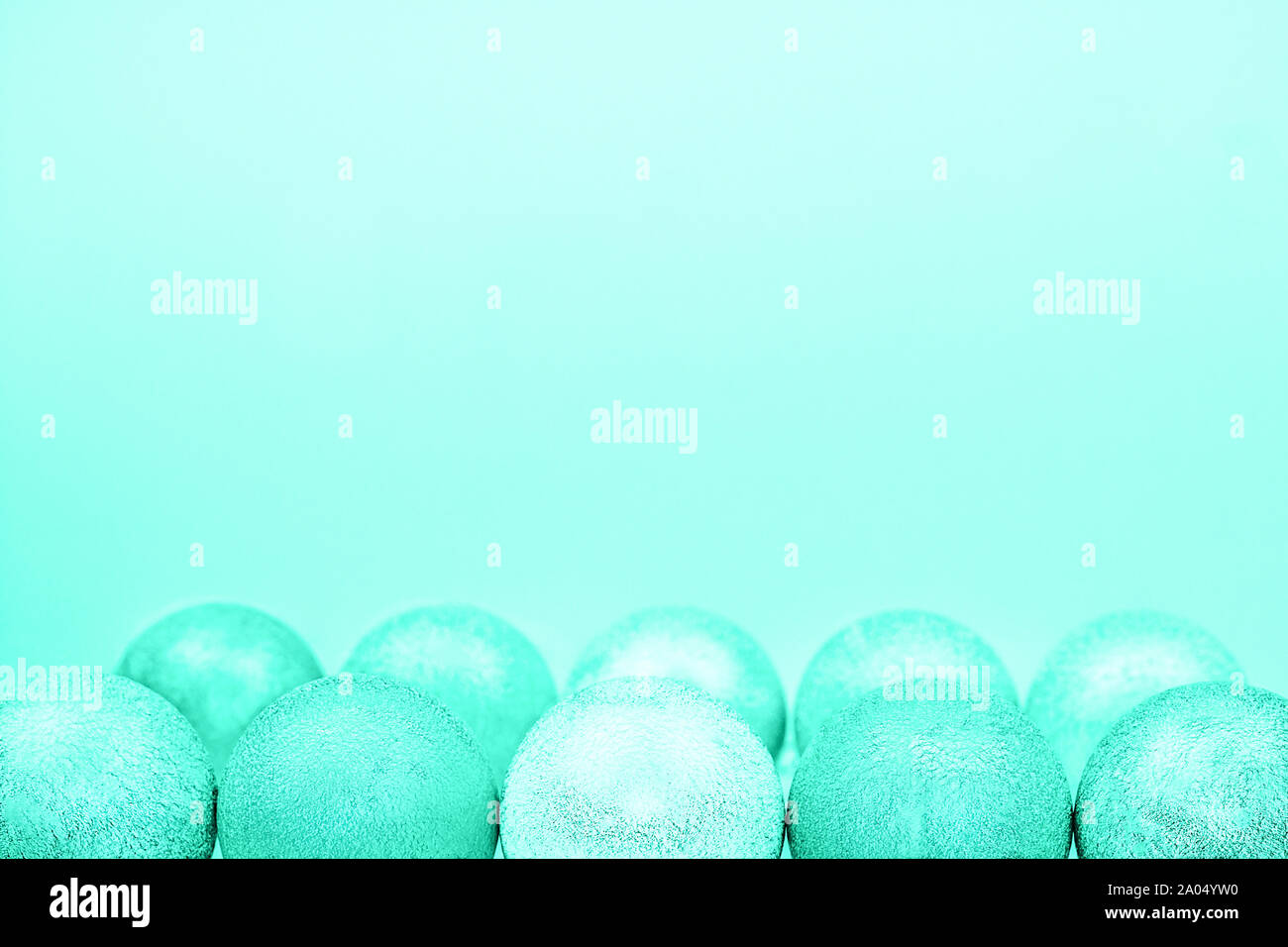 Composition de la menthe à la mode des fêtes brillantes babioles nouvel an arrière-plan. Copier l'espace. Banque D'Images