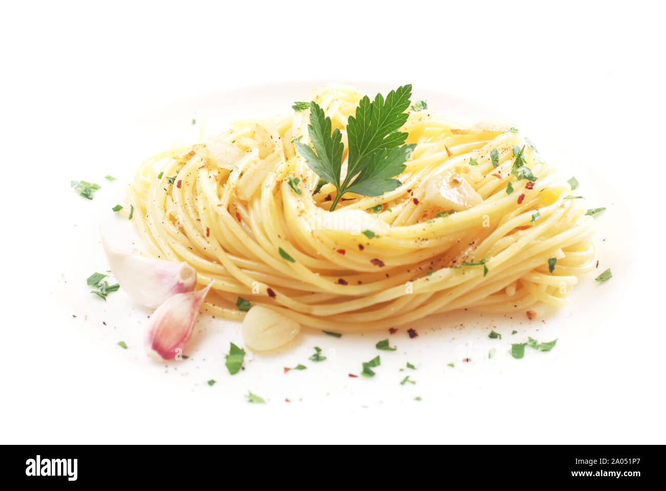 Spaghetti Aglio e olio sur une plaque blanche Banque D'Images