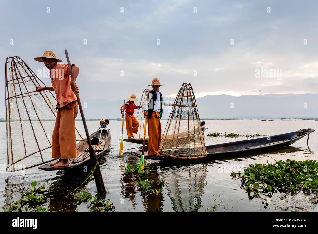 L'aviron, le lac des pêcheurs de la jambe, Inle, Myanmar de l'État Shan Banque D'Images