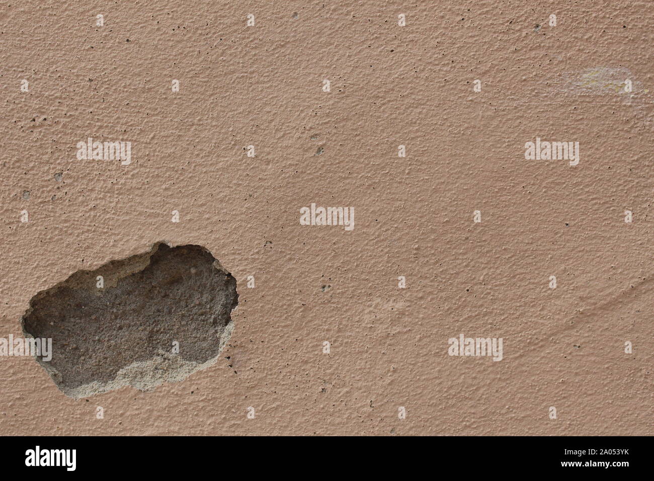 Petit trou dans un mur en laissant beaucoup d'espace à l'arrière-plan pour le texte Banque D'Images