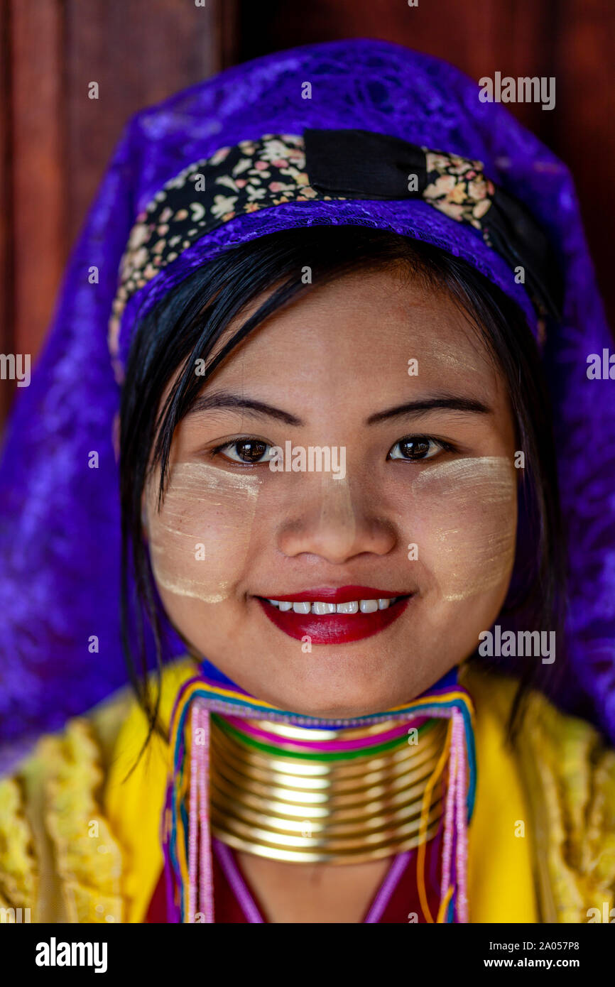 Un Portrait d'une jeune femme de la Kayan (long cou) Groupe ethnique, le lac Inle, l'État de Shan, Myanmar Banque D'Images