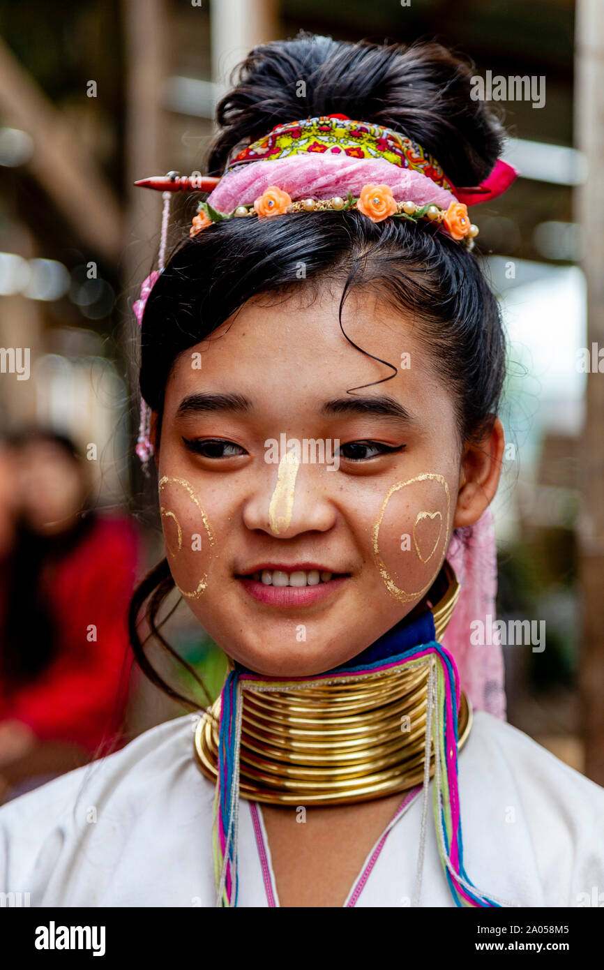 Un Portrait d'une jeune femme de la Kayan (long cou) Groupe ethnique, le lac Inle, l'État de Shan, Myanmar. Banque D'Images