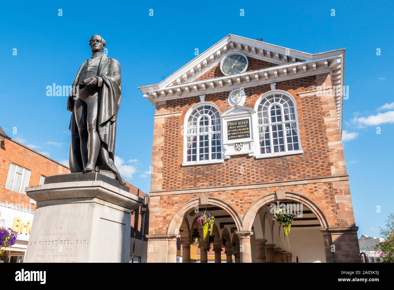 Statue de Sir Robert Peel à l'extérieur de l'hôtel de ville place du marché Tamworth Tamworth Staffordshire England UK ville GO UK Europe Banque D'Images