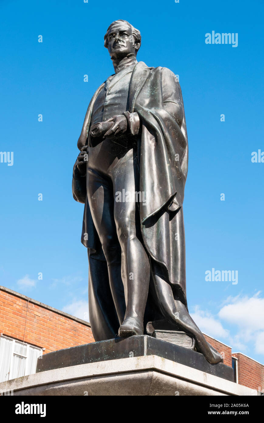 Statue de Sir Robert Peel à l'extérieur de l'hôtel de ville place du marché Tamworth Tamworth Staffordshire England UK ville GO UK Europe Banque D'Images
