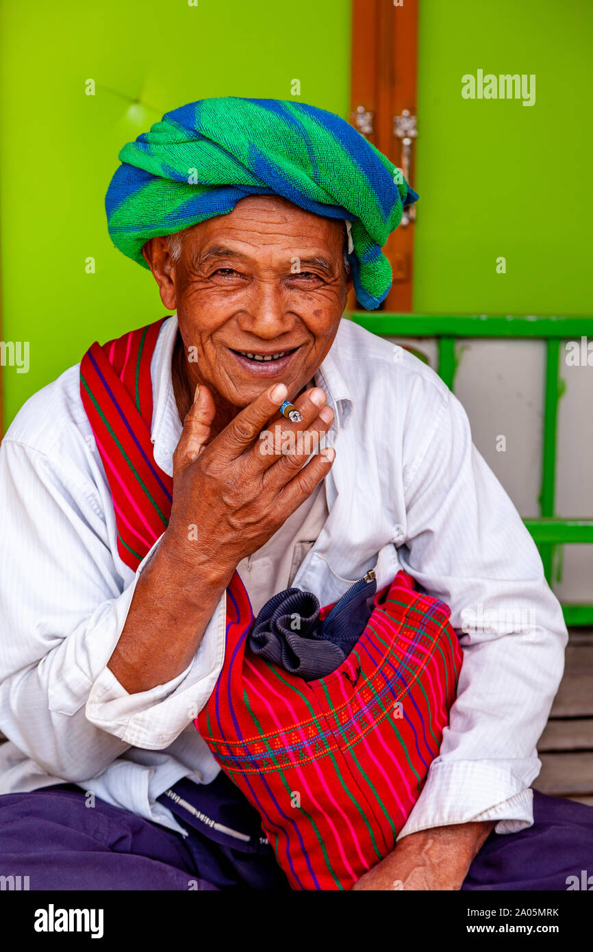 Un Portrait d'un homme de la minorité ethnique Pa'o, Nyaung Shwe, l'État de Shan, Myanmar Banque D'Images