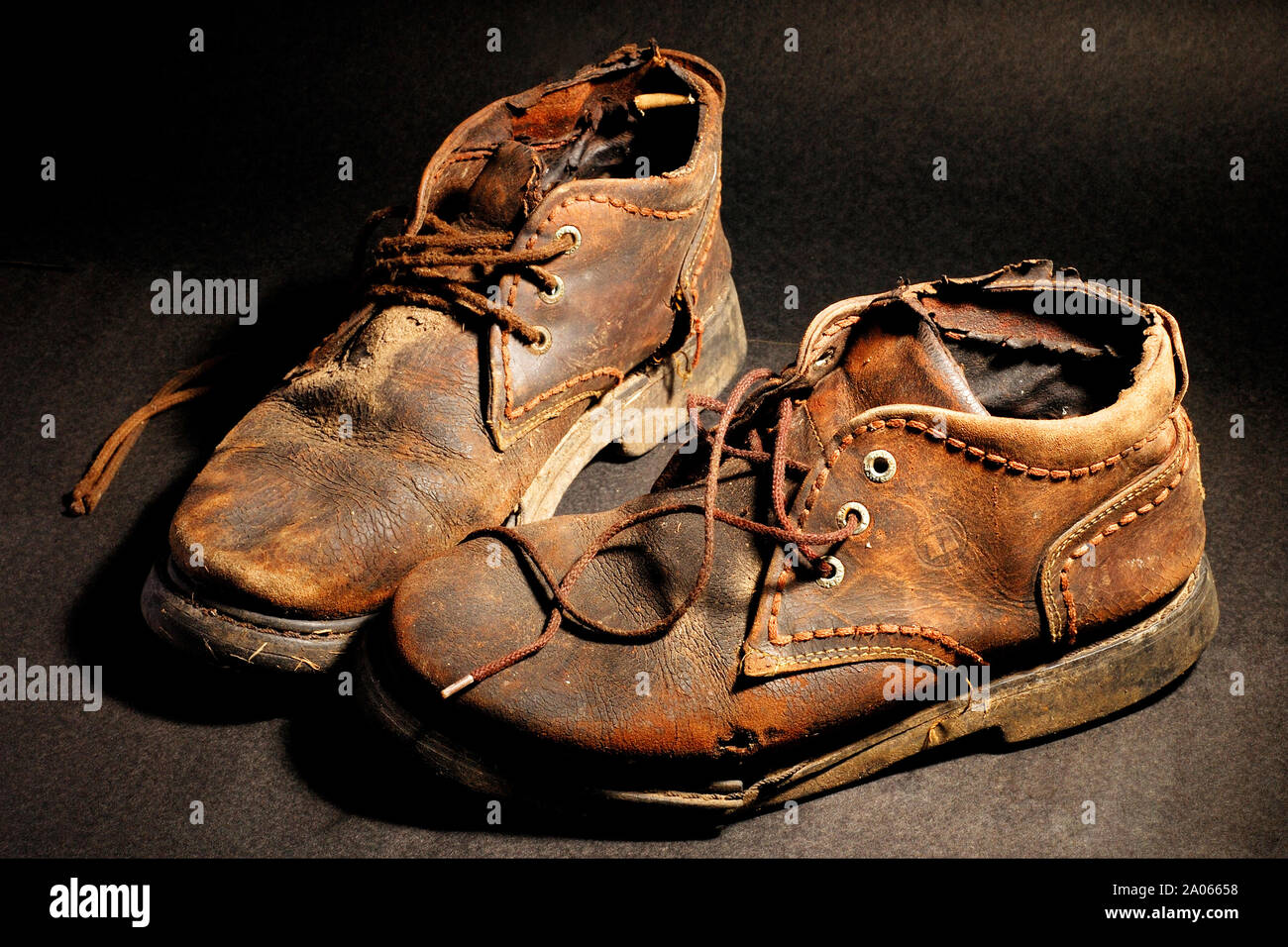Old brown shoes Banque D'Images