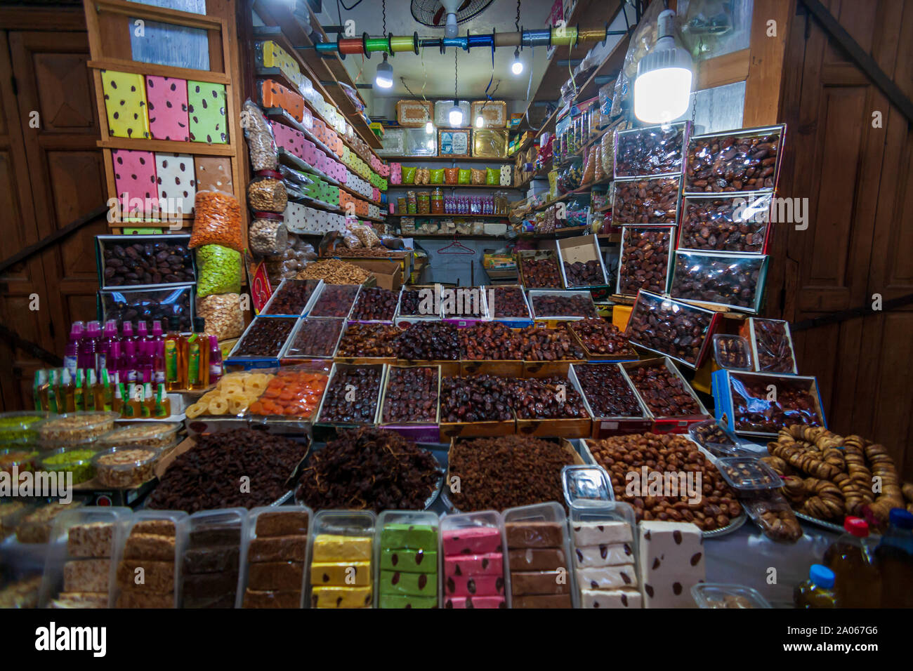 Vente souk Nougat et fruits secs médina de Fès maroc Banque D'Images