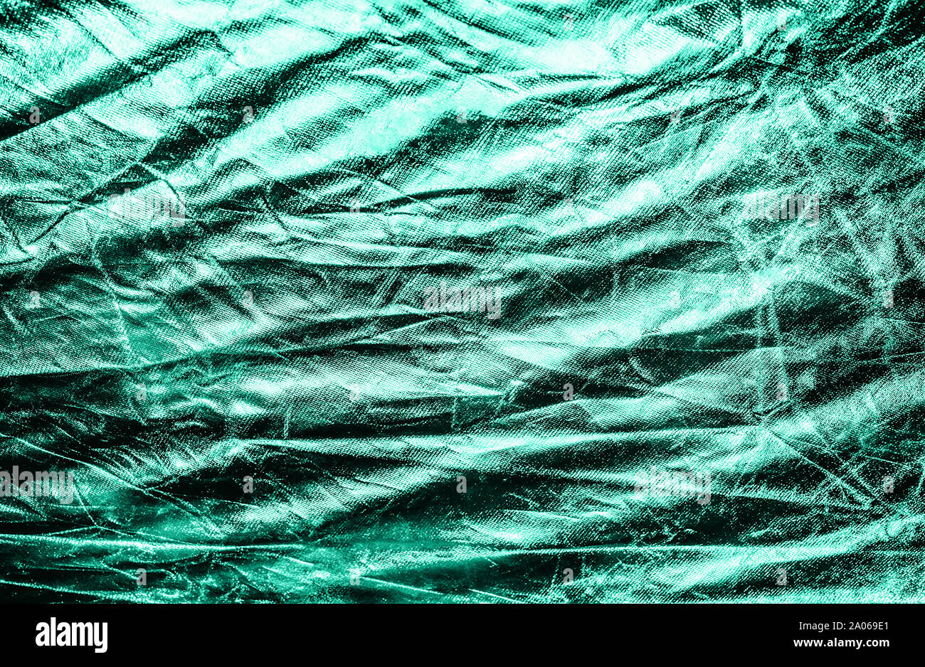 Feuille d'argent texturé avec arrière-plan froissé brillant dans le quartier branché de surface couleur menthe. Banque D'Images