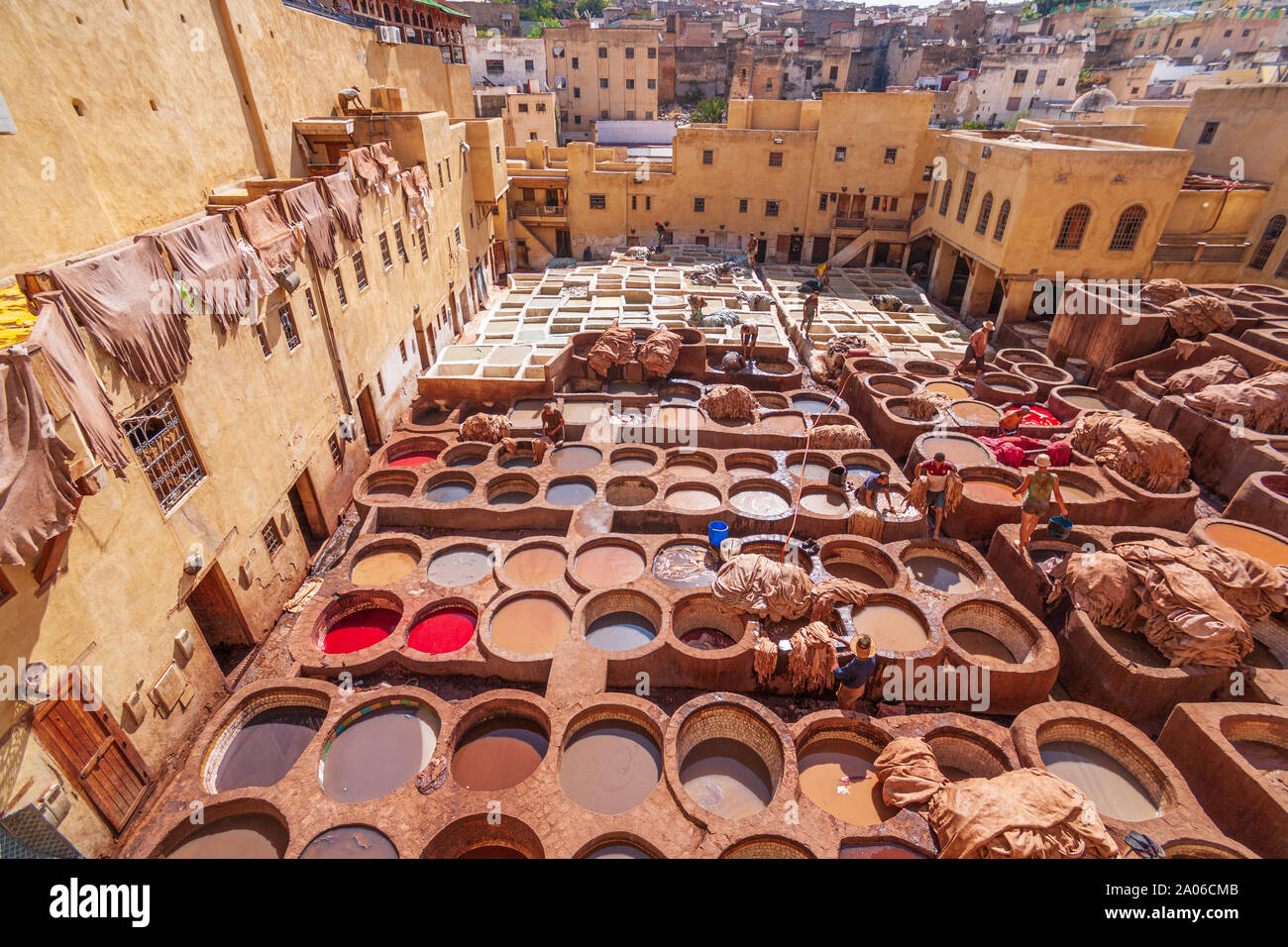 Tannerie Chouara est l'un des trois tanneries dans la ville de Fès, Maroc. Construite au 11e siècle, c'est la plus grande tannerie dans la ville. Banque D'Images