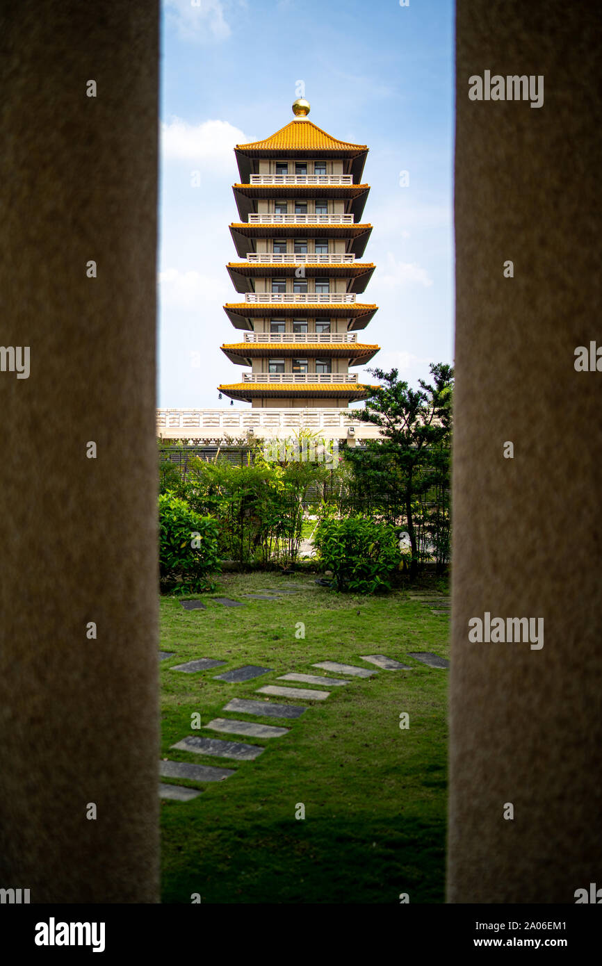 Kaohsiung, Taiwan : Pagode de la Fo Guang Shan Buddha encadré Musée entre de piliers avec ciel bleu et Green Park Banque D'Images