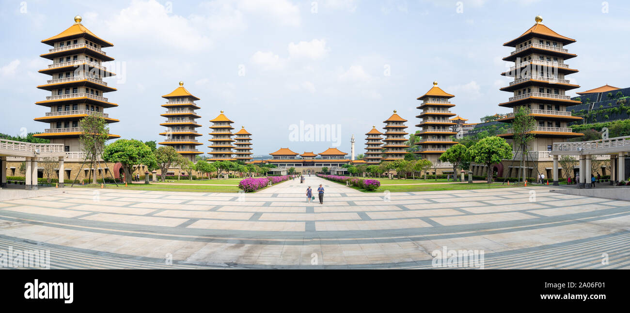 Kaohsiung : Panorama de la plaza de la Fo Guang Shan Buddha Museum avec le bâtiment principal à la fin et les pagodes Banque D'Images