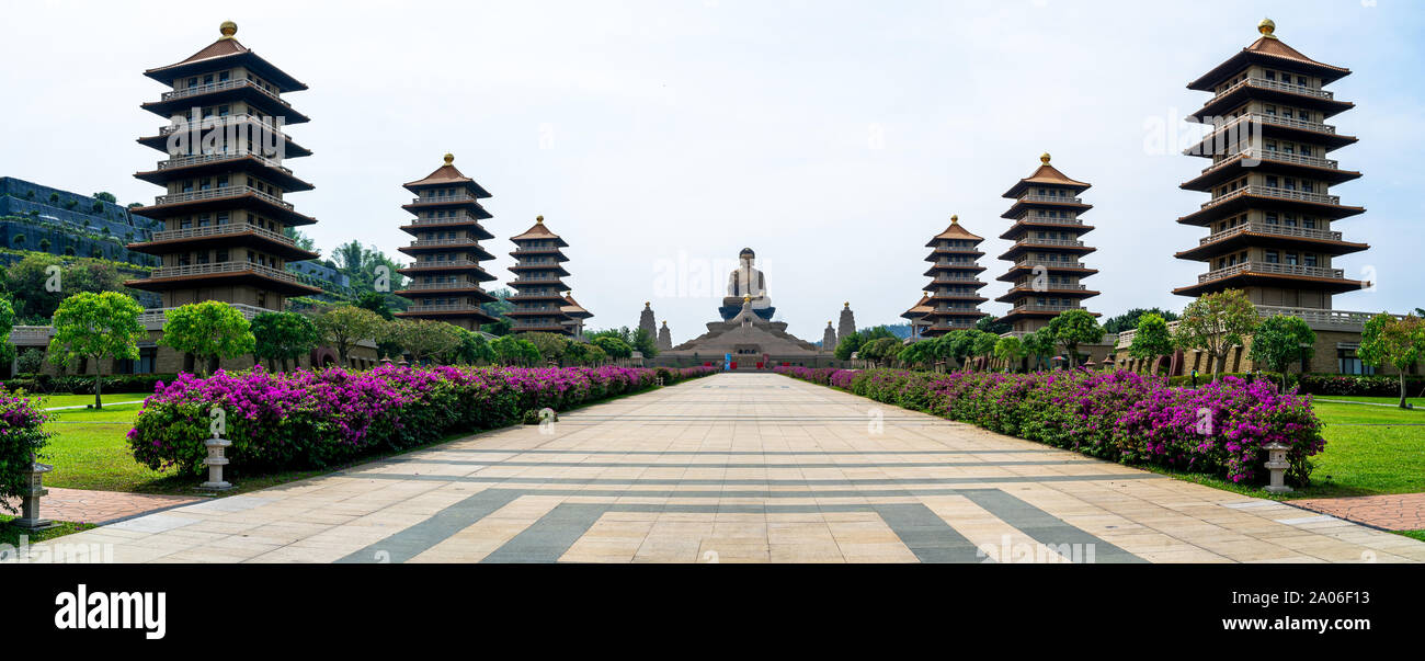 Kaohsiung, Taiwan : vue panoramique de la Fo Guang Shan Buddha avec les pagodes sur les deux côtés du parc Banque D'Images
