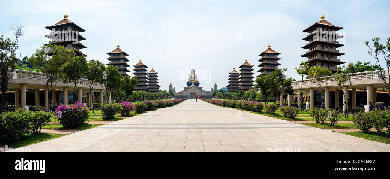 Kaohsiung, Taiwan : vue panoramique de la Fo Guang Shan Buddha avec les pagodes sur les deux côtés du parc Banque D'Images