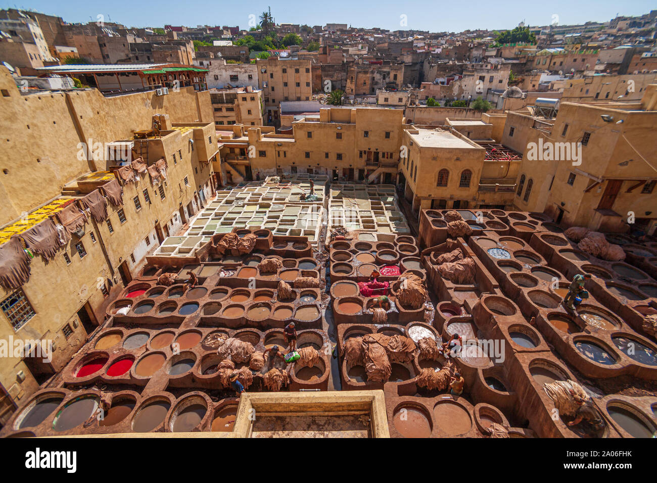 Tannerie Chouara est l'un des trois tanneries dans la ville de Fès, Maroc. Construite au 11e siècle, c'est la plus grande tannerie dans la ville. Banque D'Images