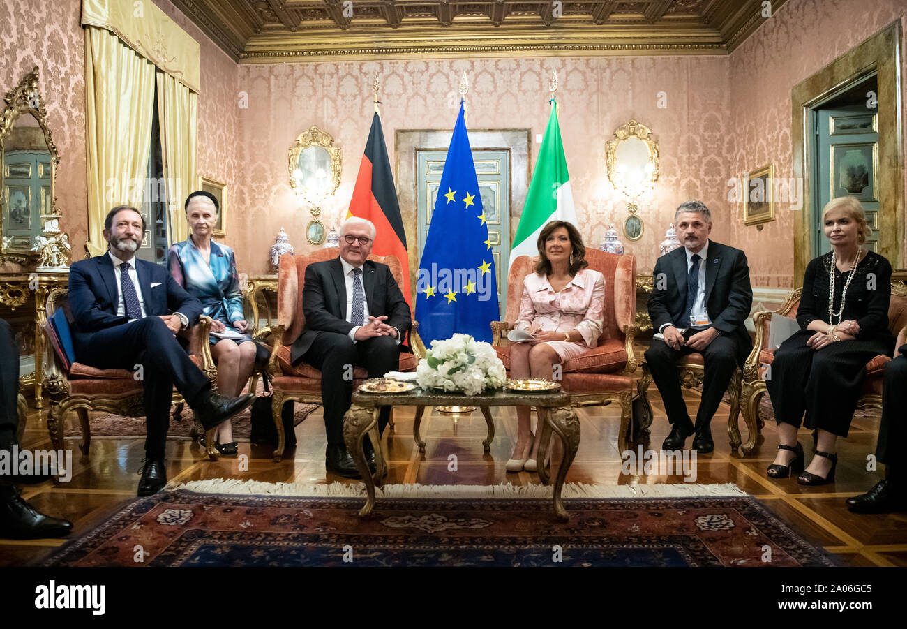 Rom, Italie. 19 Sep, 2019. Président fédéral Frank-Walter Steinmeier (3e de gauche) et le président du Sénat de la République italienne, Maria Elisabetta Casellati (3e à partir de la droite), rencontre pour des pourparlers. Président M. Steinmeier et son épouse sont sur une visite d'Etat de deux jours en Italie. Crédit : Bernd von Jutrczenka/dpa/Alamy Live News Banque D'Images