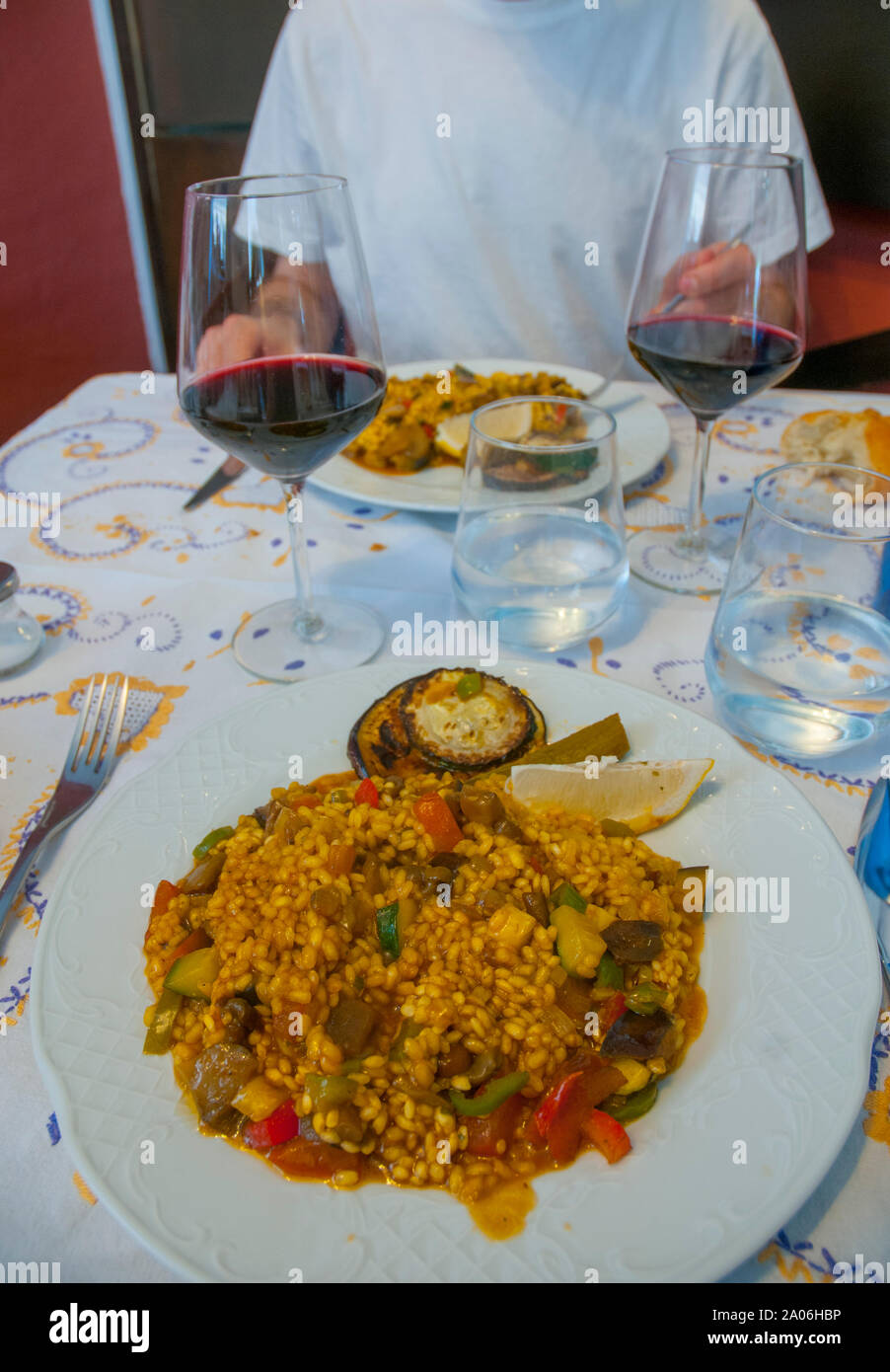 La paella de manger dans un restaurant. L'Espagne. Banque D'Images