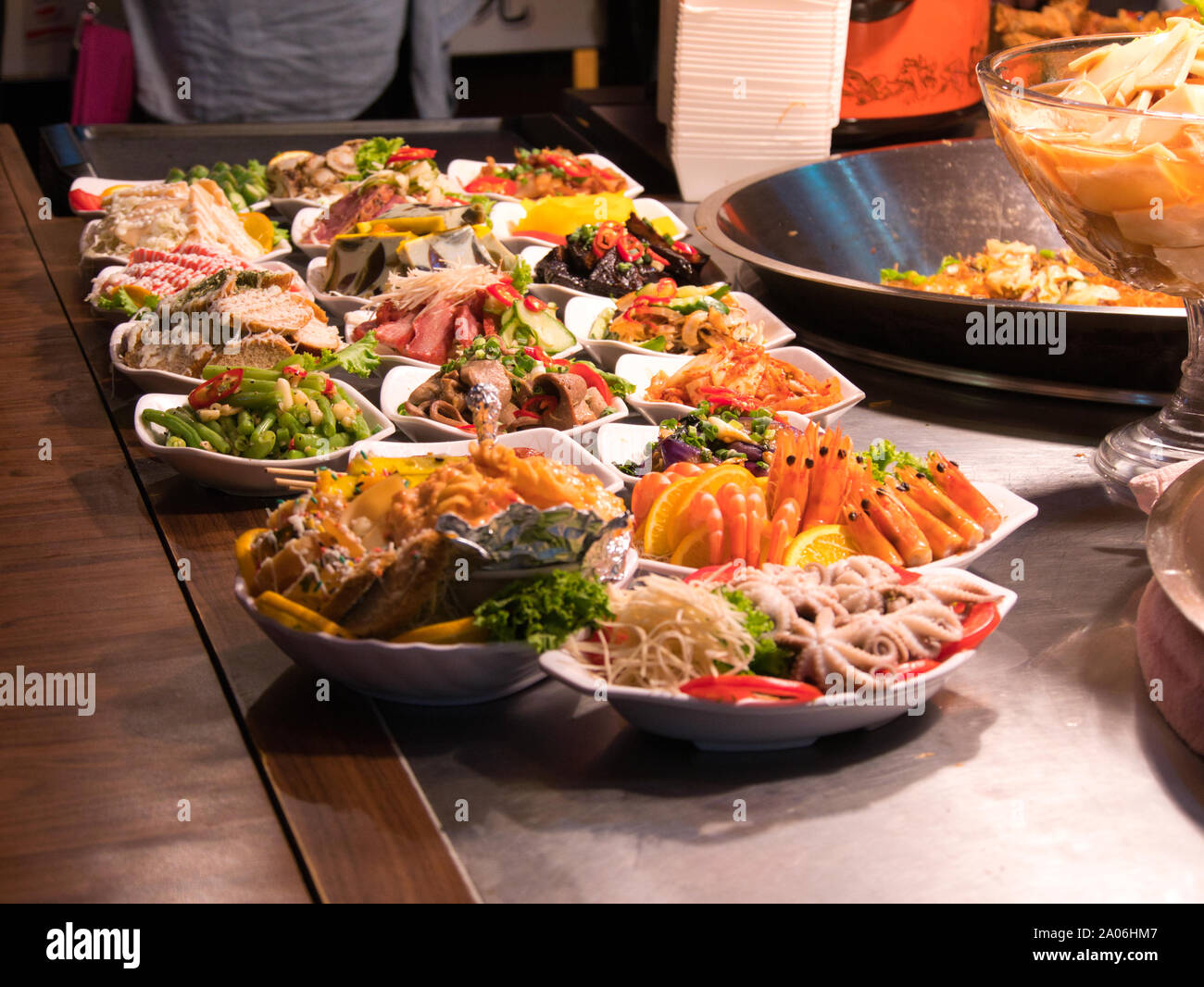 Variété de plats chinois / taïwanais à un street food à Taipei. Asian Night Market buffet Banque D'Images