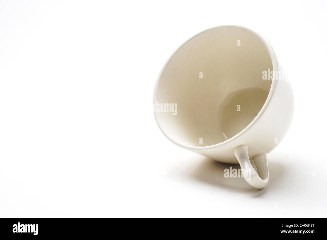 Vide unique tasse à café blanc isolé sur fond blanc. Beaucoup d'espace de copie. Banque D'Images