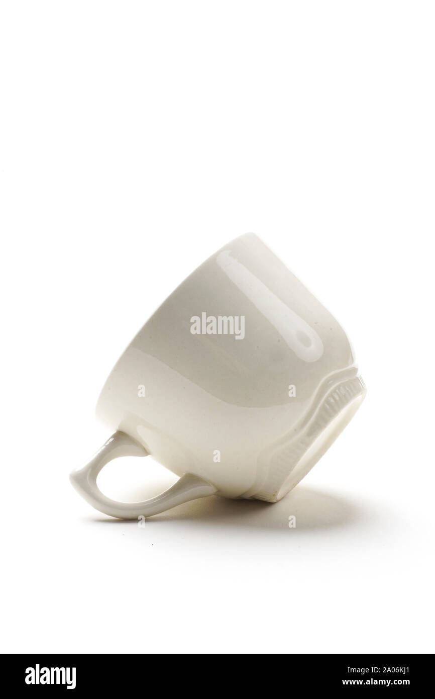 Vide unique tasse à café blanc isolé sur fond blanc. Beaucoup d'espace de copie. Banque D'Images