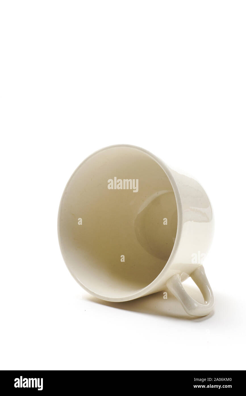 Vide unique tasse à café blanc isolé sur fond blanc. Beaucoup d'espace de copie. Banque D'Images