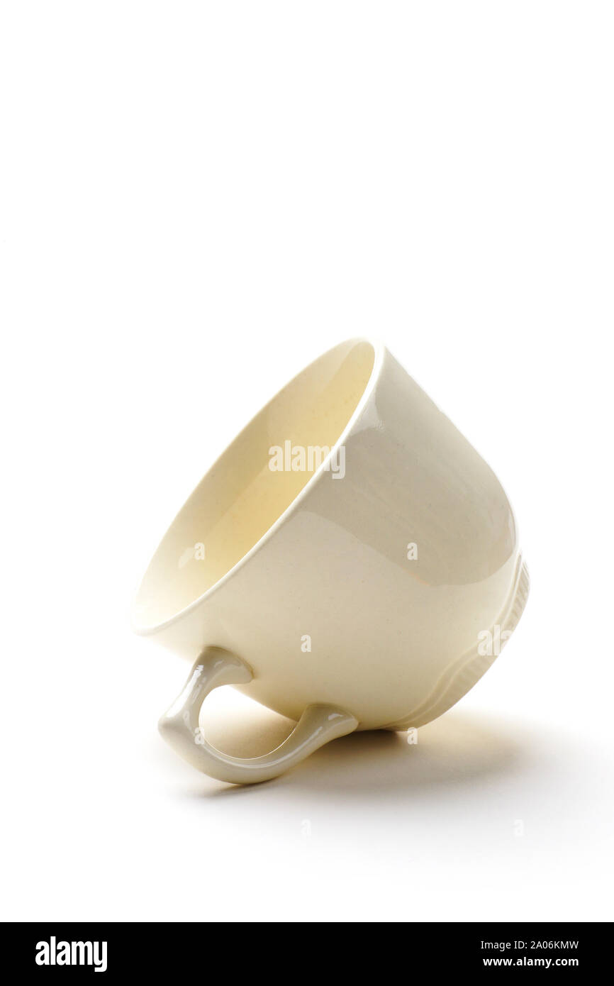 Vide unique tasse à café blanc isolé sur fond blanc. Beaucoup d'espace de copie. Banque D'Images