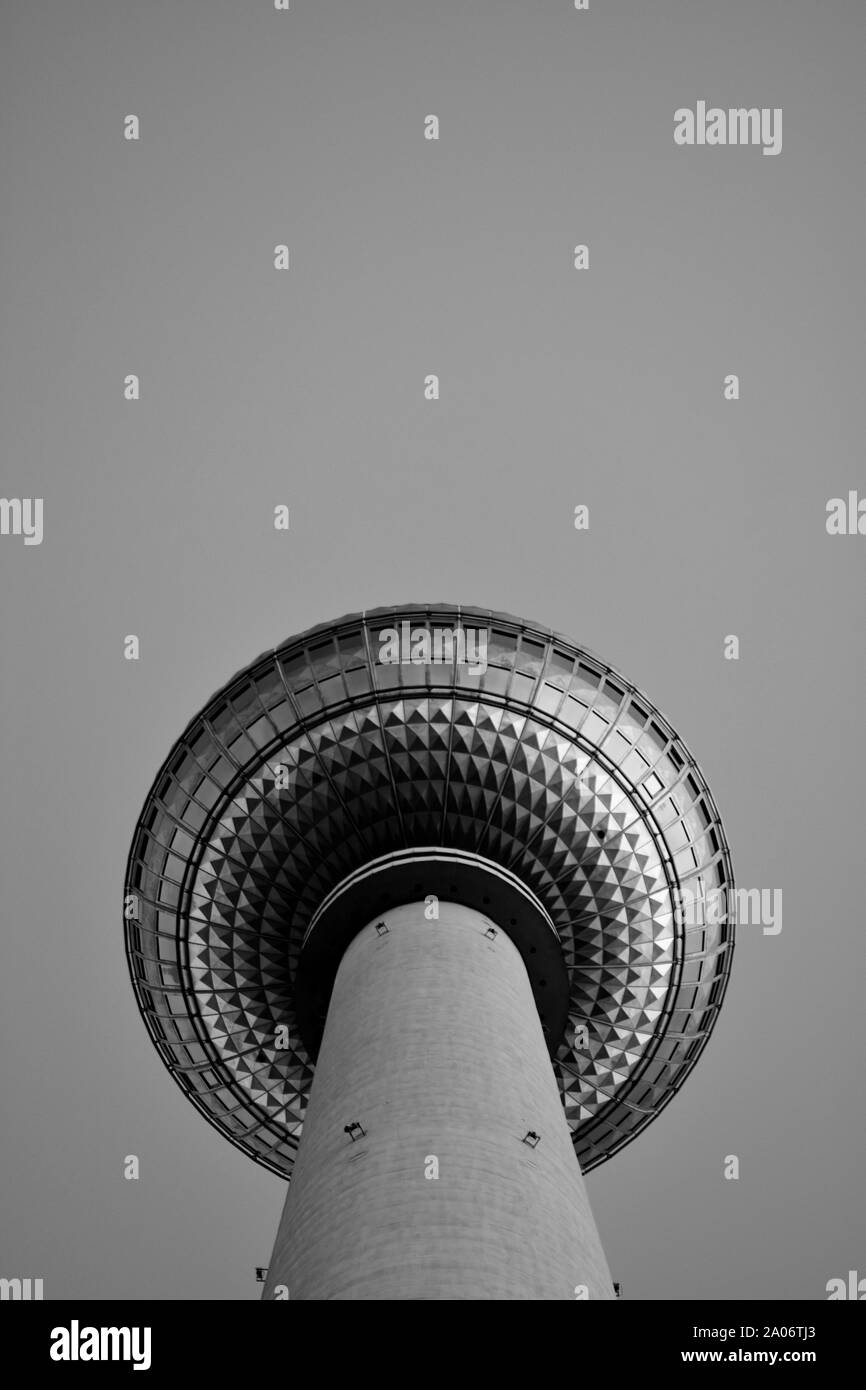 Tour de télévision de Berlin, la Fernsehturm, au crépuscule. Banque D'Images