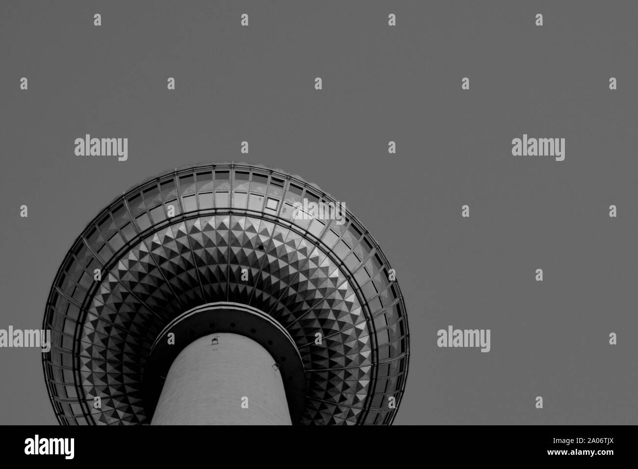 Tour de télévision de Berlin, la Fernsehturm, au crépuscule. Banque D'Images