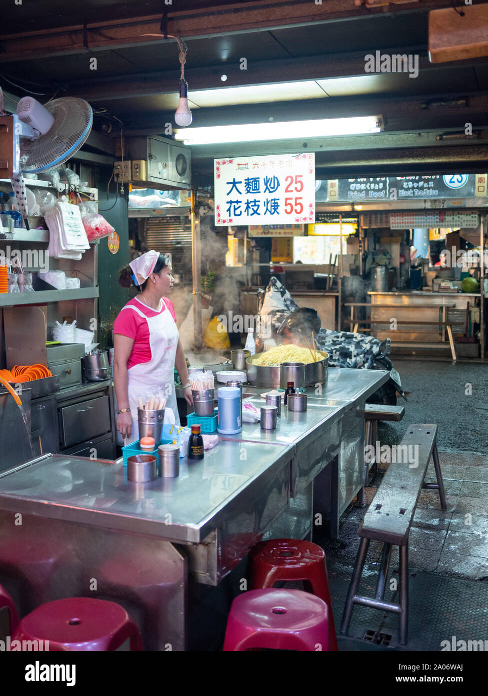 Taipei, Taïwan : Taiwanese woman selling soupe aux nouilles fraîches à son restaurant d'aliments de rue à Taipei dans la nuit Banque D'Images