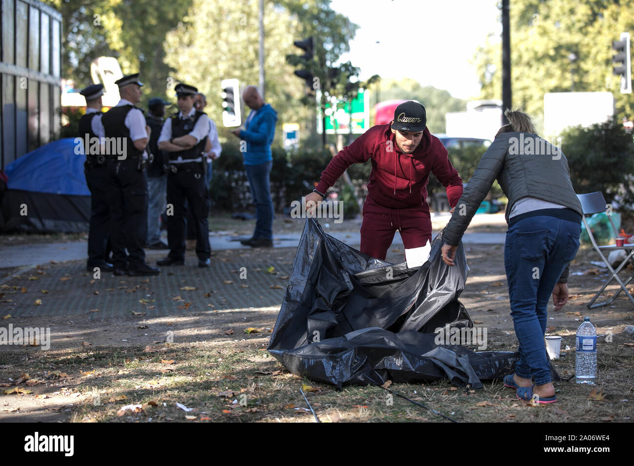 Immigrants roms effacée par la police d'où ils ont fait du camping sur Park Lane, dans le quartier de Mayfair et on a fait état d'un crimewave, Londres UK Banque D'Images