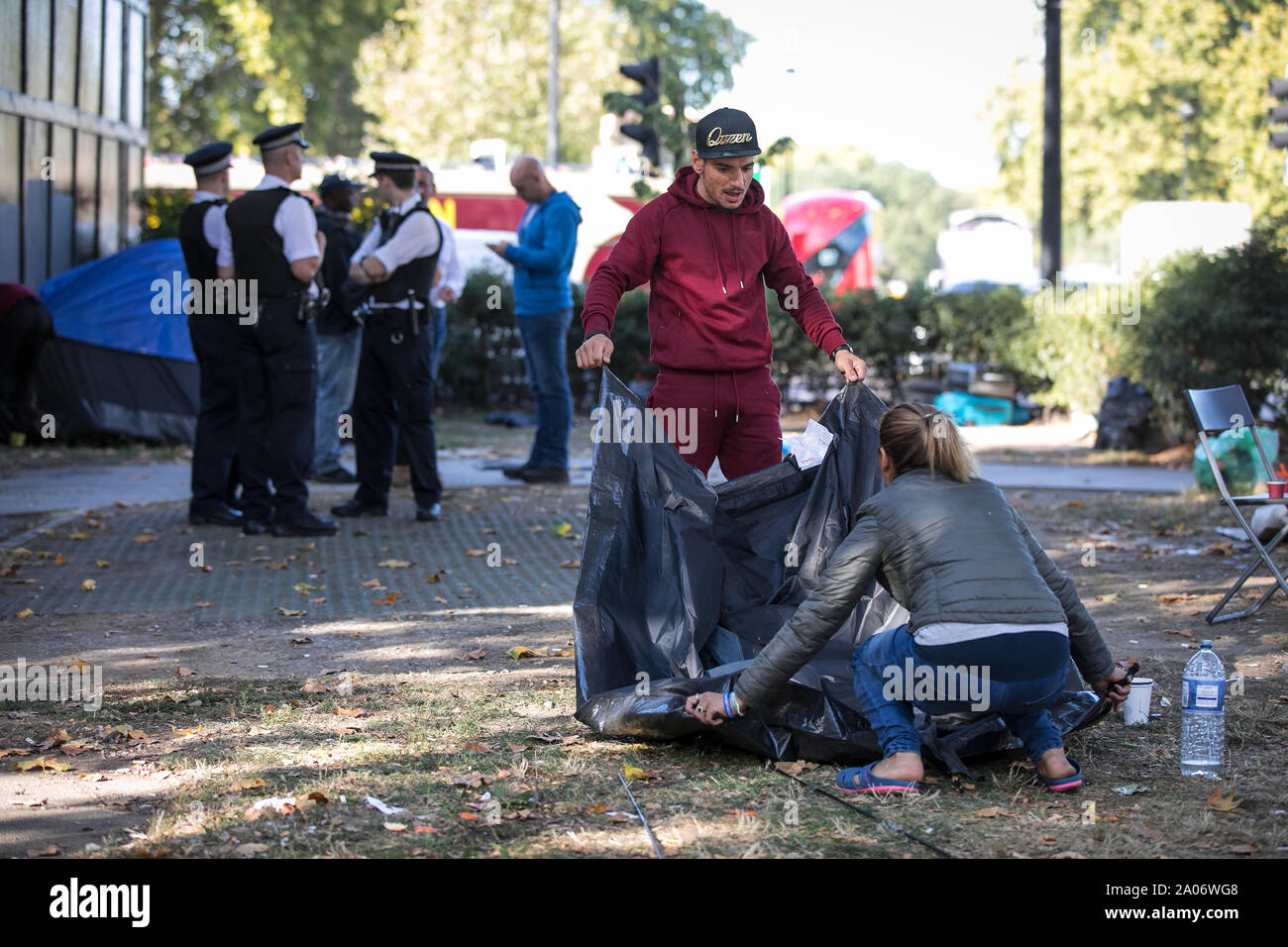 Immigrants roms effacée par la police d'où ils ont fait du camping sur Park Lane, dans le quartier de Mayfair et on a fait état d'un crimewave, Londres UK Banque D'Images