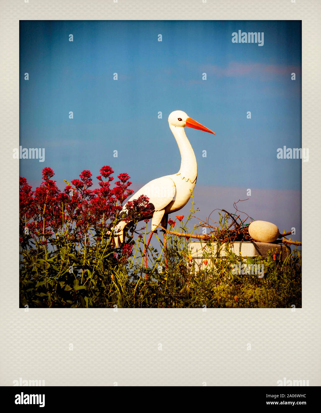 Photographie polaroïd d'un ornement de jardin storke Banque D'Images Photographie polaroïd d'un ornement de jardin storke Banque D'Images