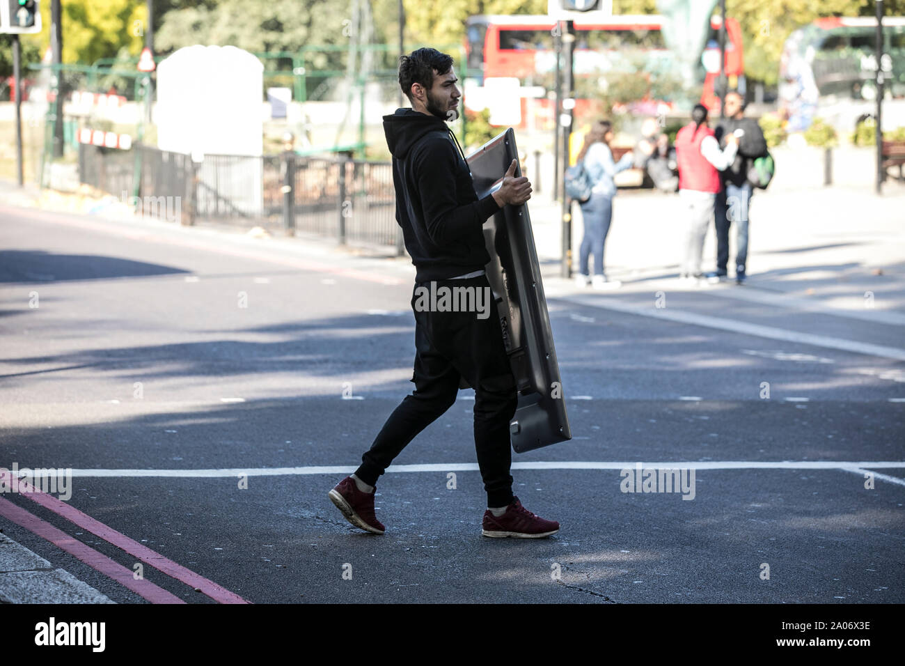 Immigrants roms effacée par la police d'où ils ont fait du camping sur Park Lane, dans le quartier de Mayfair et on a fait état d'un crimewave, Londres UK Banque D'Images