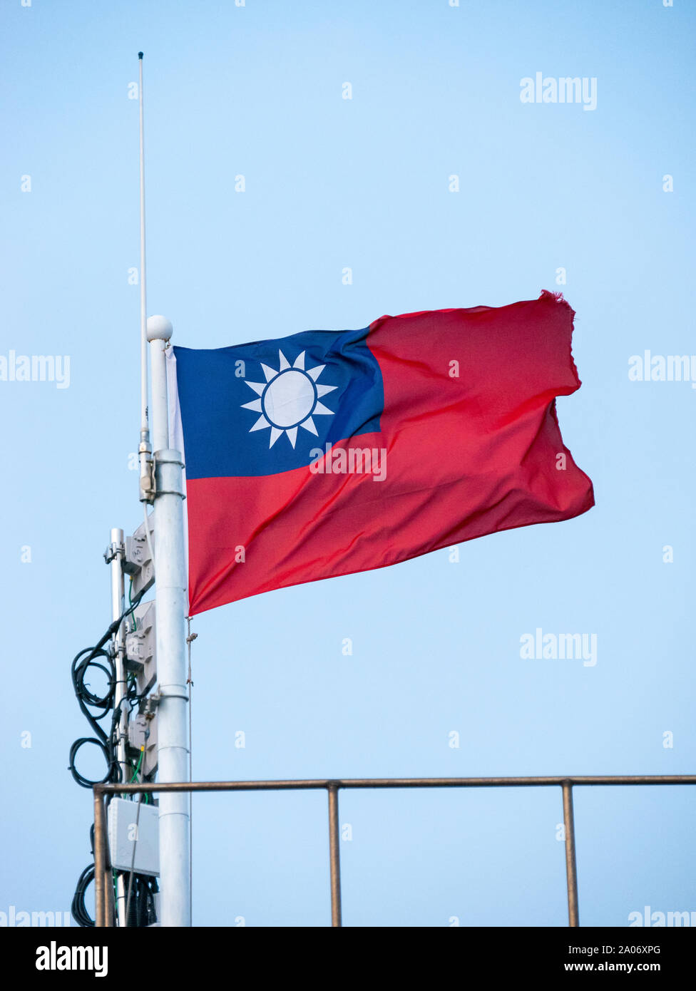 Kaohsiung, Taiwan : drapeau Taiwanais dans le vent sur une journée claire avec ciel bleu. Drapeau de la République populaire de Chine Banque D'Images