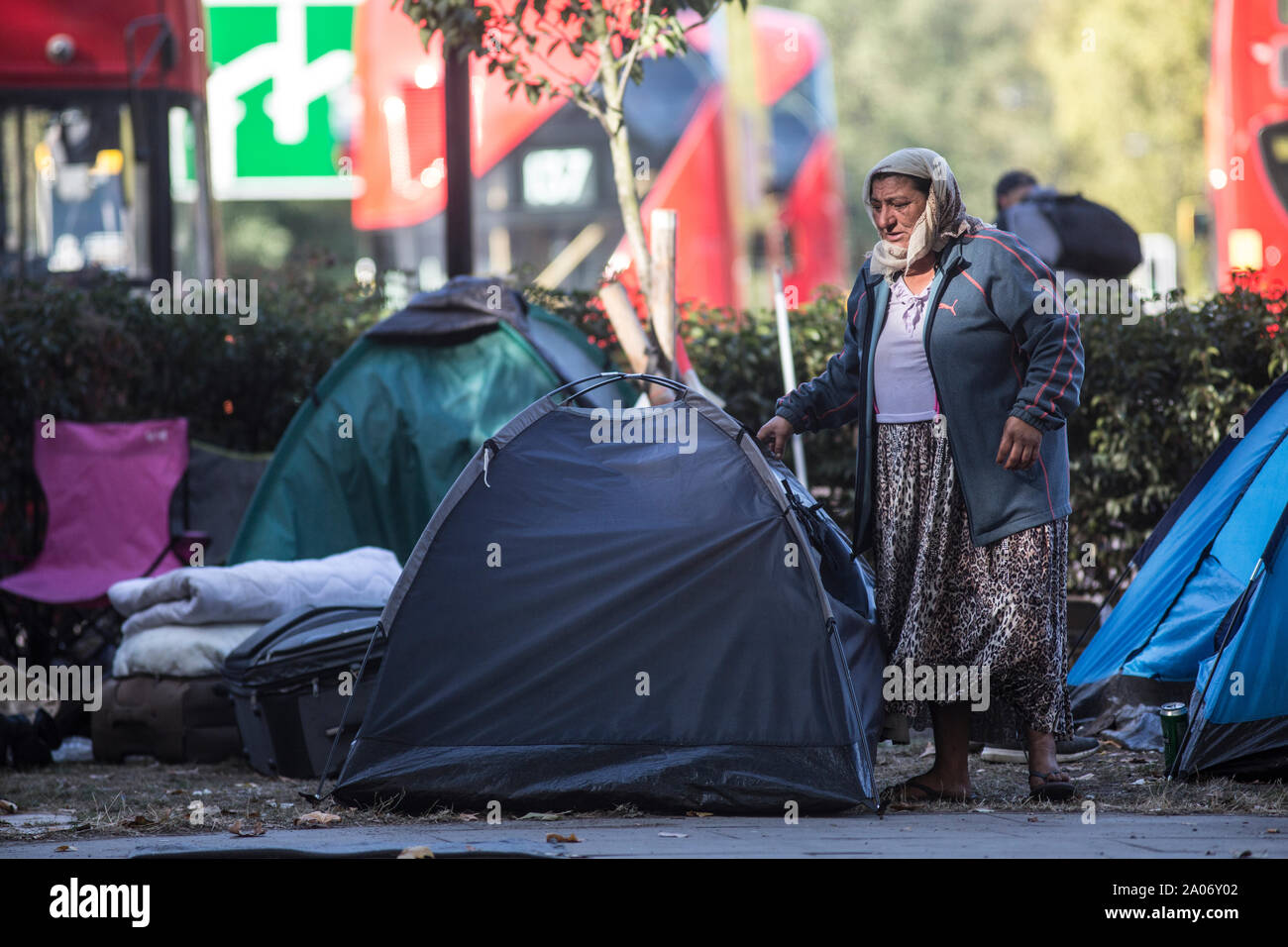 Immigrants roms effacée par la police d'où ils ont fait du camping sur Park Lane, dans le quartier de Mayfair et on a fait état d'un crimewave, Londres UK Banque D'Images