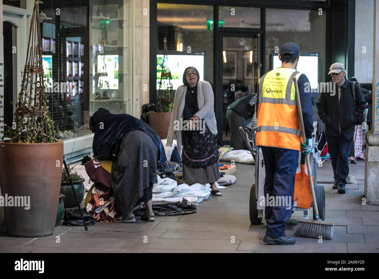 Immigrants roms effacée par la police d'où ils ont fait du camping sur Park Lane, dans le quartier de Mayfair et on a fait état d'un crimewave, Londres UK Banque D'Images