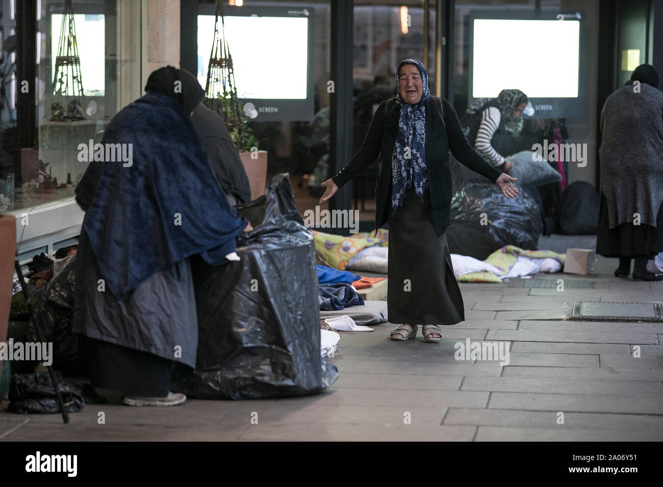 Immigrants roms effacée par la police d'où ils ont fait du camping sur Park Lane, dans le quartier de Mayfair et on a fait état d'un crimewave, Londres UK Banque D'Images