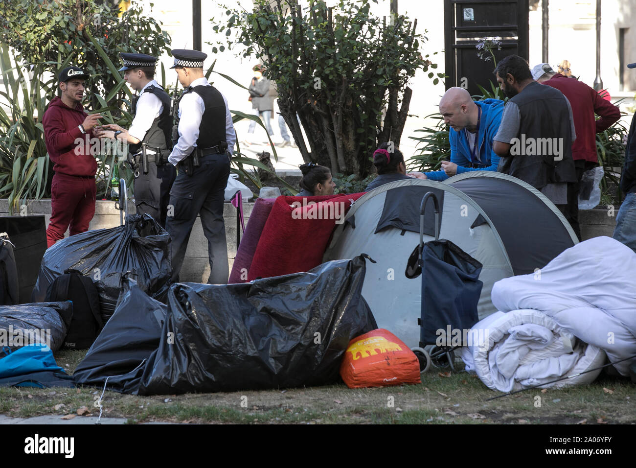 Immigrants roms effacée par la police d'où ils ont fait du camping sur Park Lane, dans le quartier de Mayfair et on a fait état d'un crimewave, Londres UK Banque D'Images