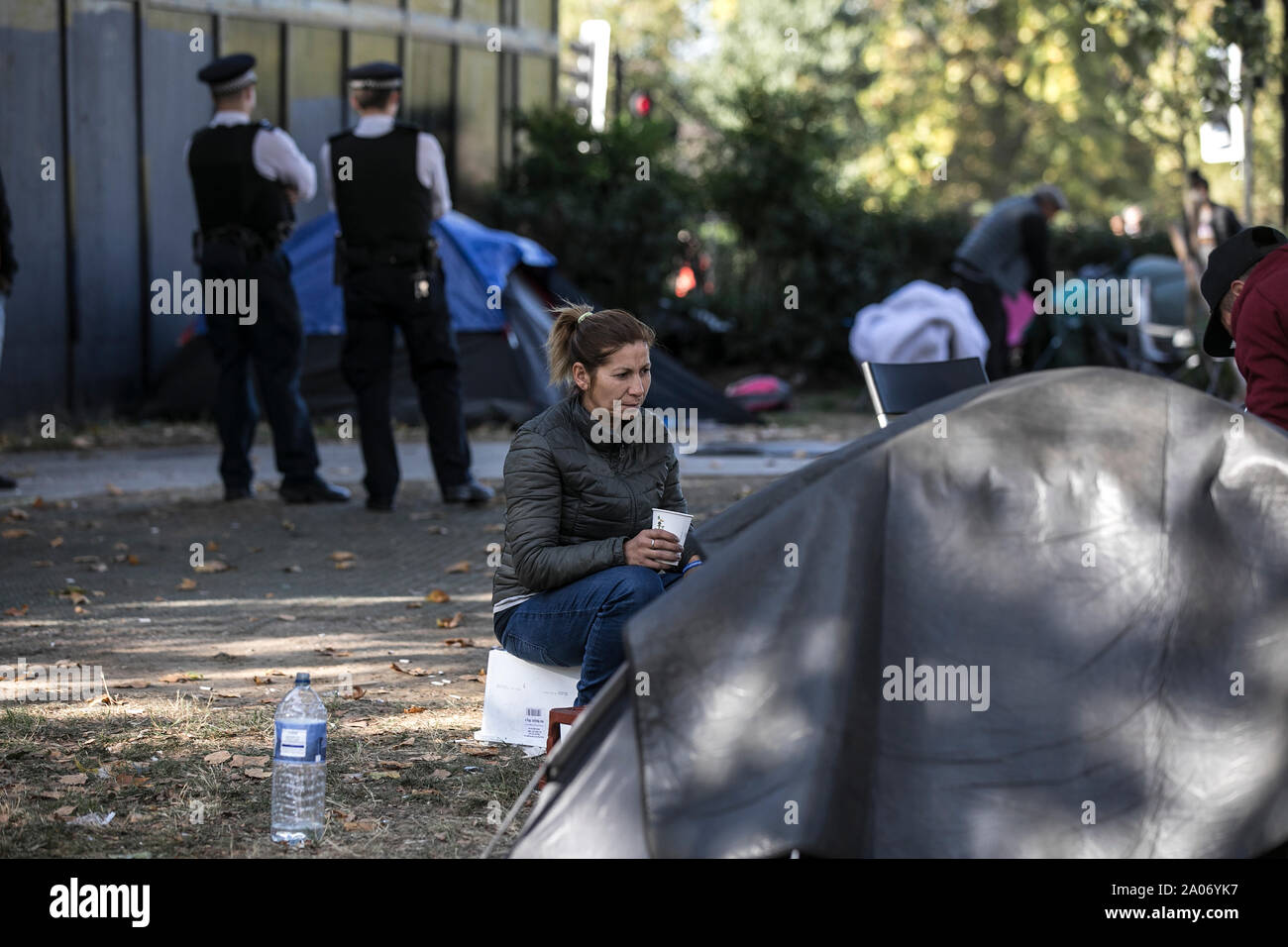 Immigrants roms effacée par la police d'où ils ont fait du camping sur Park Lane, dans le quartier de Mayfair et on a fait état d'un crimewave, Londres UK Banque D'Images