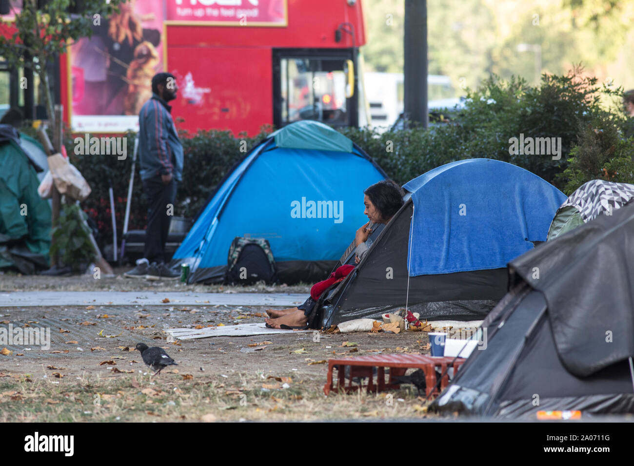 Immigrants roms effacée par la police d'où ils ont fait du camping sur Park Lane, dans le quartier de Mayfair et on a fait état d'un crimewave, Londres UK Banque D'Images