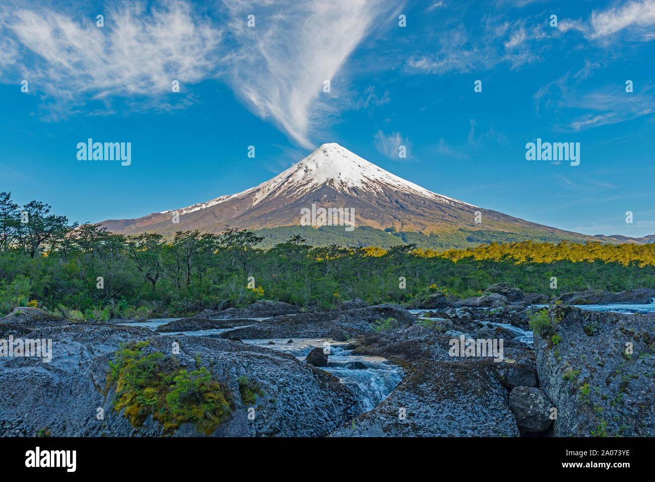 Lever du Soleil par le volcan Osorno Petrohue avec les cascades et la rivière au premier plan, Lake district, près de Puerto Varas et Puerto Montt, Chili. Banque D'Images